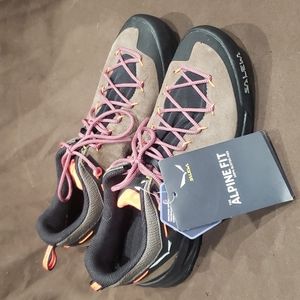 FINAL SALE NWT Salewa Sz 7 Alpine fit shoes